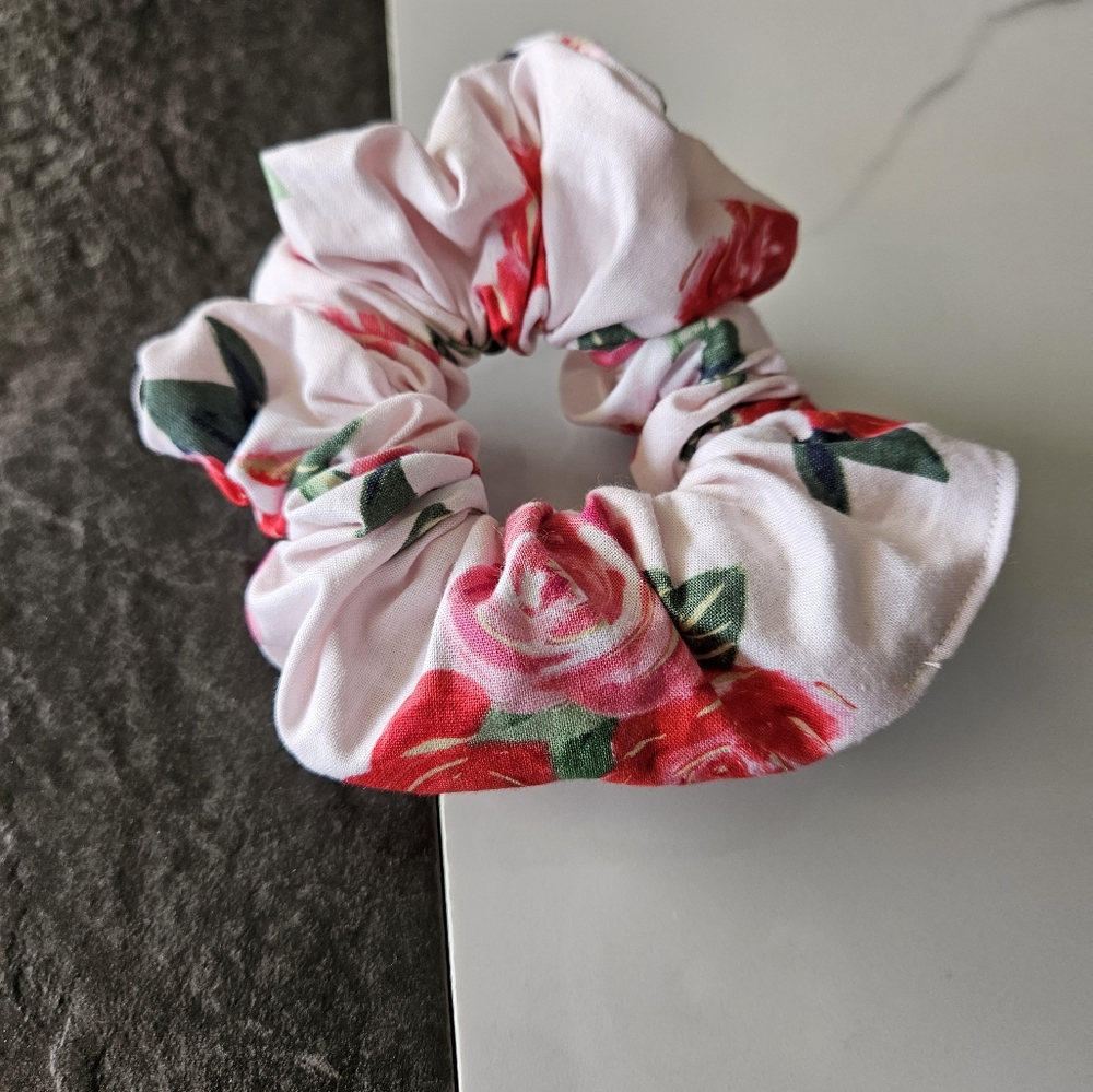 Pink Scrunchie with roses 🌹
